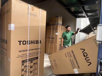 Nhân viên Giao hàng lắp đặt bằng xe máy
