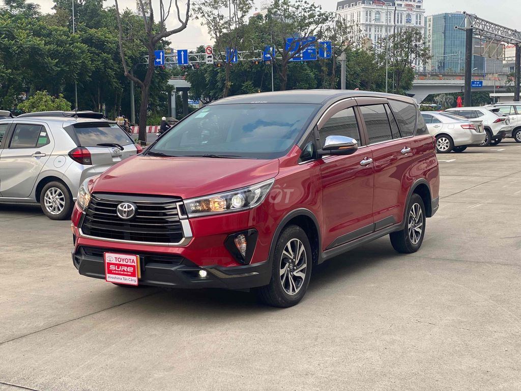 Toyota Innova Venturer 2023 Красный 7 мест