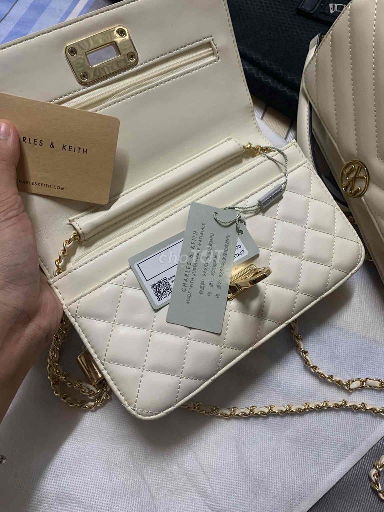 Cần pass lại túi Charles & Keith chính hãng