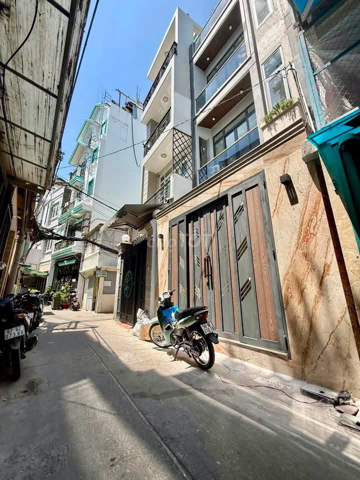 Bán nhà 40m2 đường Khánh Hội, Q4, có sân thượng