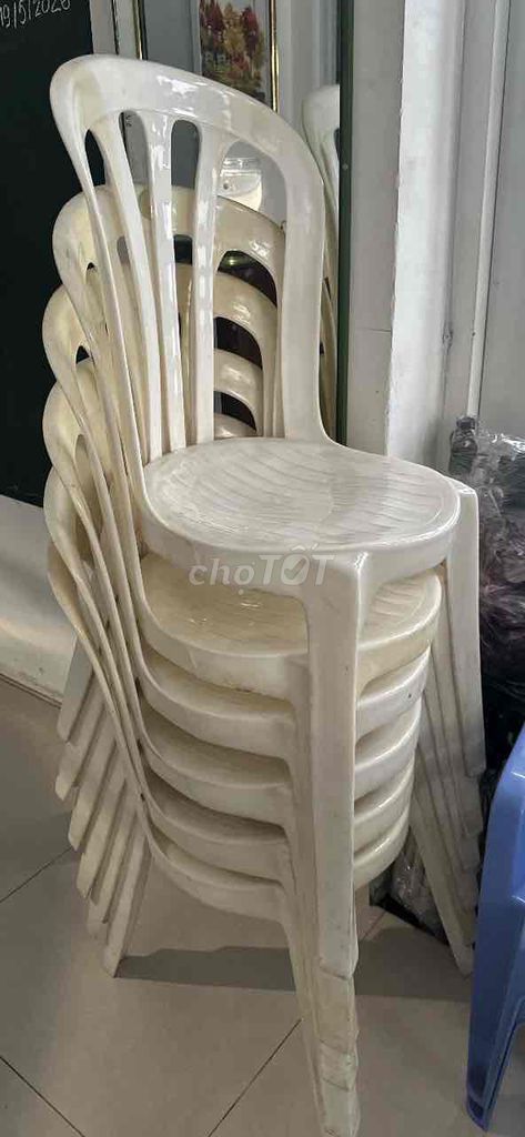 Ghế tựa lưng nhựa trắng đã dùng. Mua bán Bàn ghế tại Quận Phú Nhuận Tp Hồ Chí Minh được đăng bởi Vân Phương hình 1