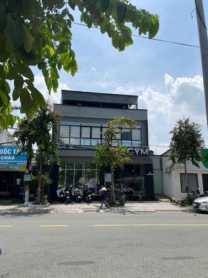 Nhà 2lầu mặt tiền kinh doanh giá trị thương mại cao đối diện công viên