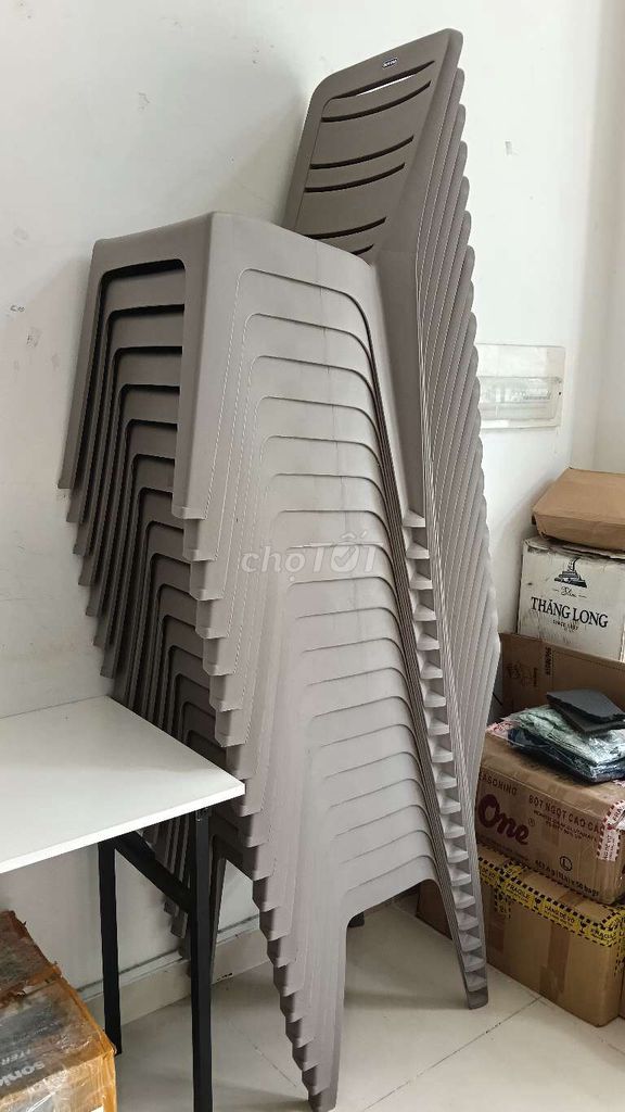 Ghế Duy Tân nhựa xám + Bàn xếp gọn mới 99%. Mua bán Bàn ghế tại Quận Tân Phú Tp Hồ Chí Minh được đăng bởi Thanh Van hình 1