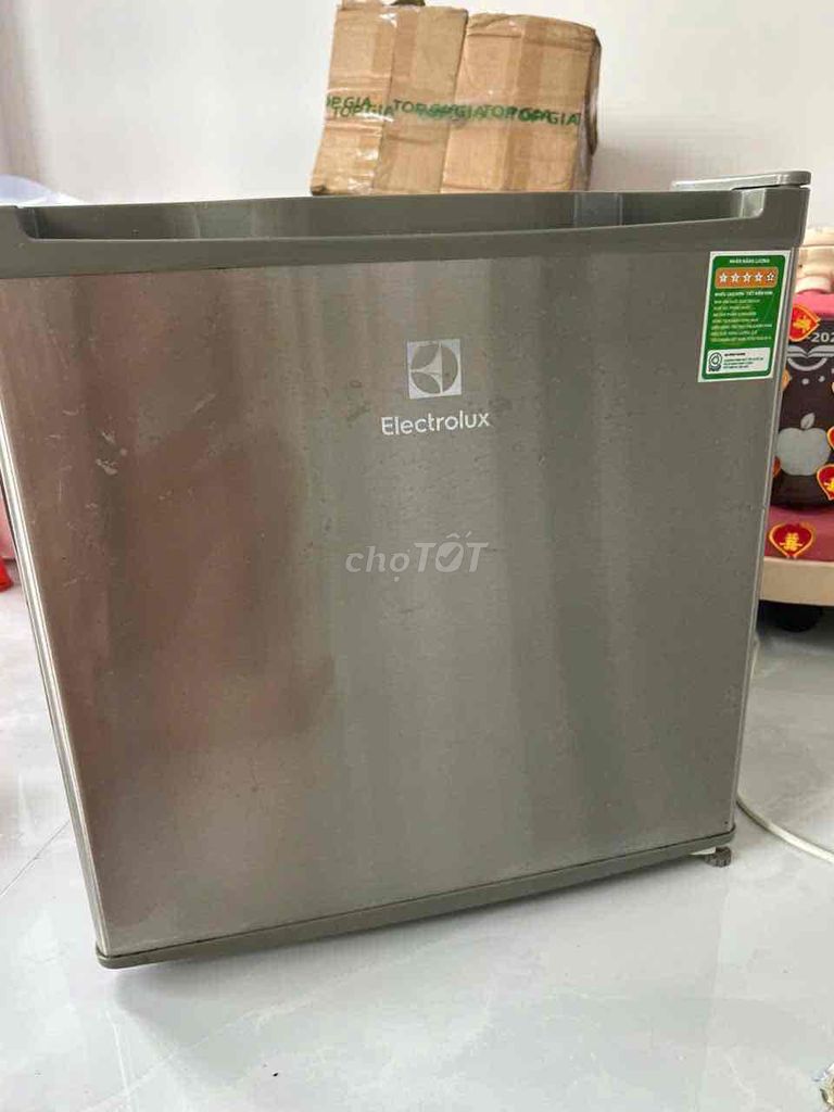 Tủ lạnh Electrolux EUM0500SB Xám 46.4L. Mua bán Tủ lạnh tại Quận Cái Răng Cần Thơ được đăng bởi TRẦN MINH THIỆN hình 1