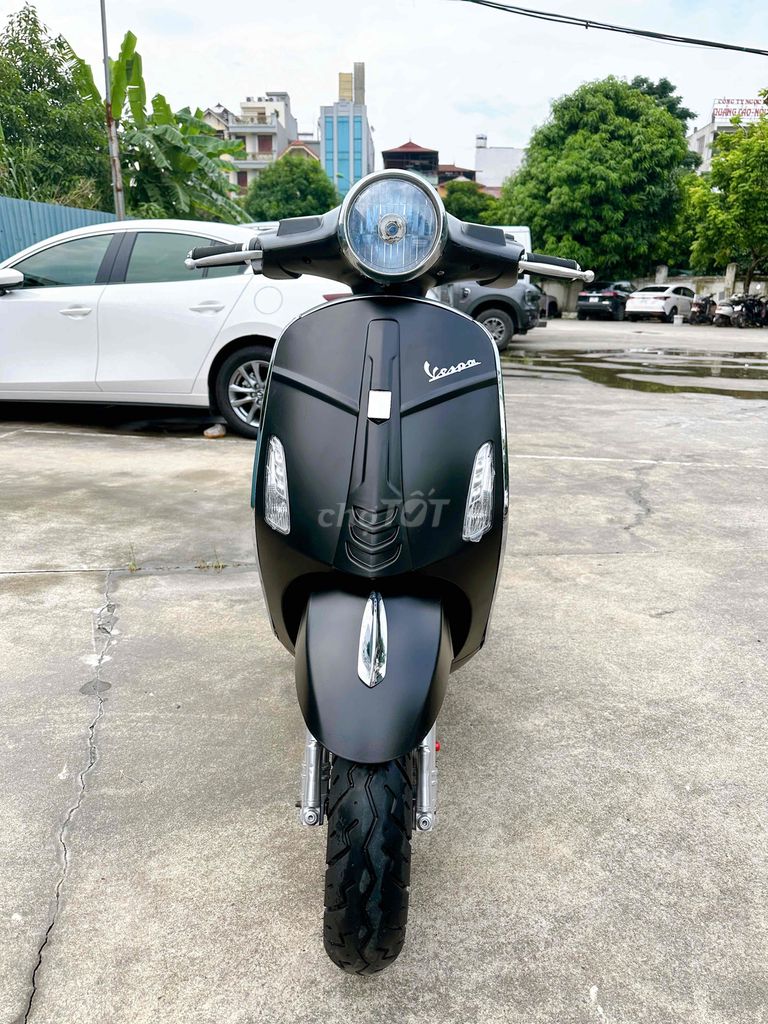 Vespa điện chính hãng DKbike đen mờ