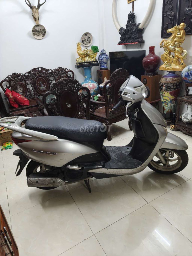 Серебристый скутер Honda