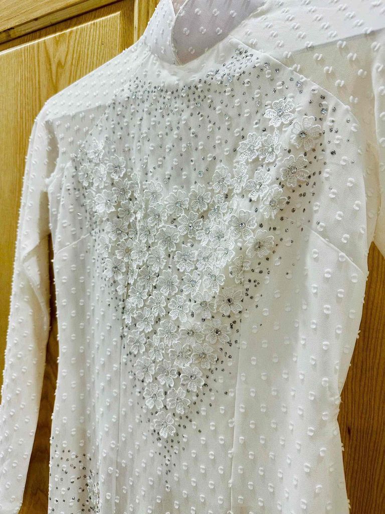 Bán áo dài trắng còn tốt đính hoa cườm lụa xịn