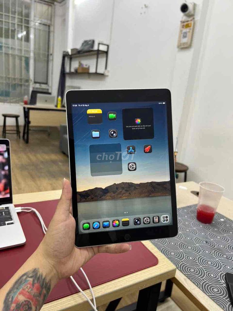 iPad Gen 9 Sliver Wifi 64G Nguyên Zin Like New 99%. Mua bán Máy tính bảng tại Quận Đống Đa Hà Nội được đăng bởi Hà Nội Mobile Bao Duyệt Nợ Xấu hình 1