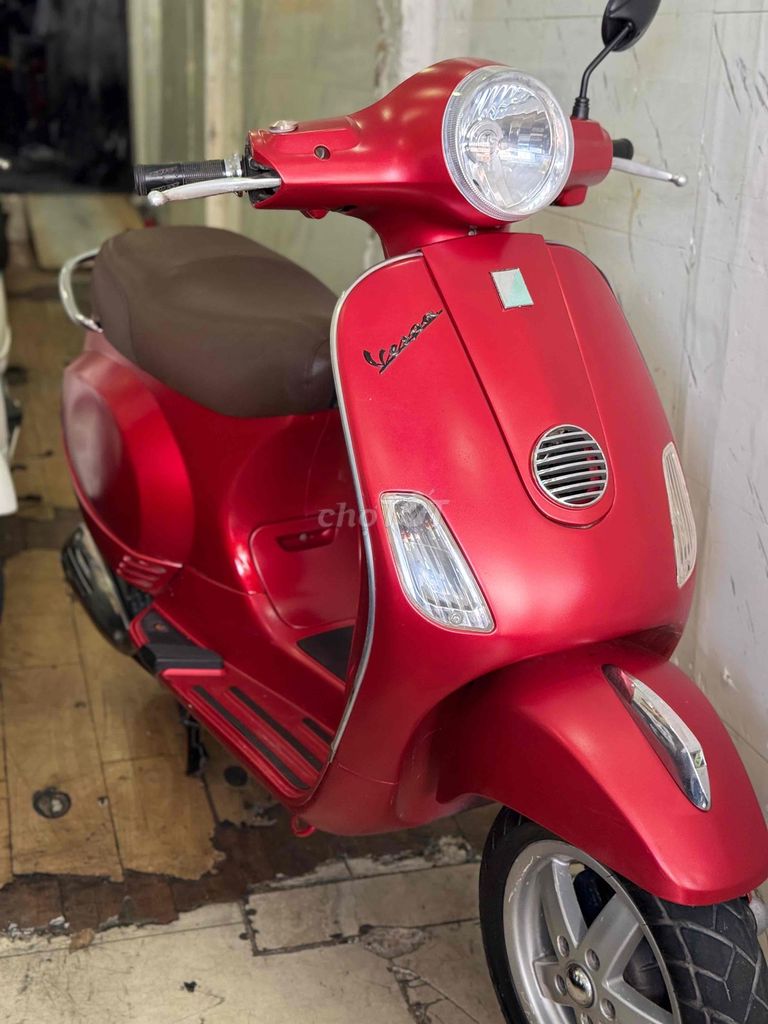 Piaggio Vespa LX125 2011 Матовый красный. Госномер Хошимина