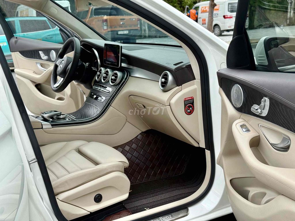 Mercedes Benz GLC Class 2018 300 4MATIC AT - 54000. Mua bán Ô tô tại Quận 6 Tp Hồ Chí Minh được đăng bởi Quang Thuận Quân hình 18