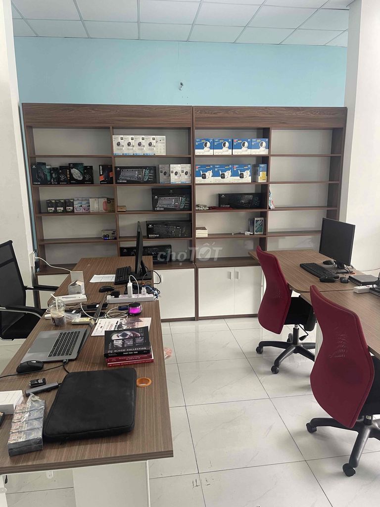 cần thanh lý hệ kệ và toàn bộ bàn ghế văn phòng. Mua bán Đồ dùng văn phòng tại Quận 12 Tp Hồ Chí Minh được đăng bởi Công ty TNHH thiết bị Công nghệ Vy Anh hình 1
