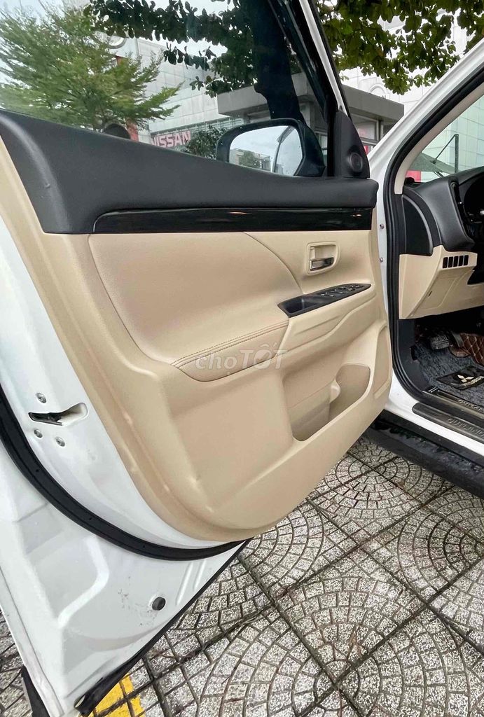 Mitsubishi Outlander 2.0 Premium Trắng zin nguyên. Mua bán Ô tô tại Quận Cẩm Lệ Đà Nẵng được đăng bởi Alex Bui hình 10