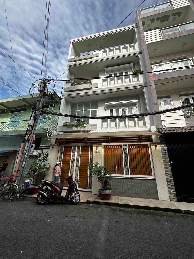 Cần bán nhà đường CMT8