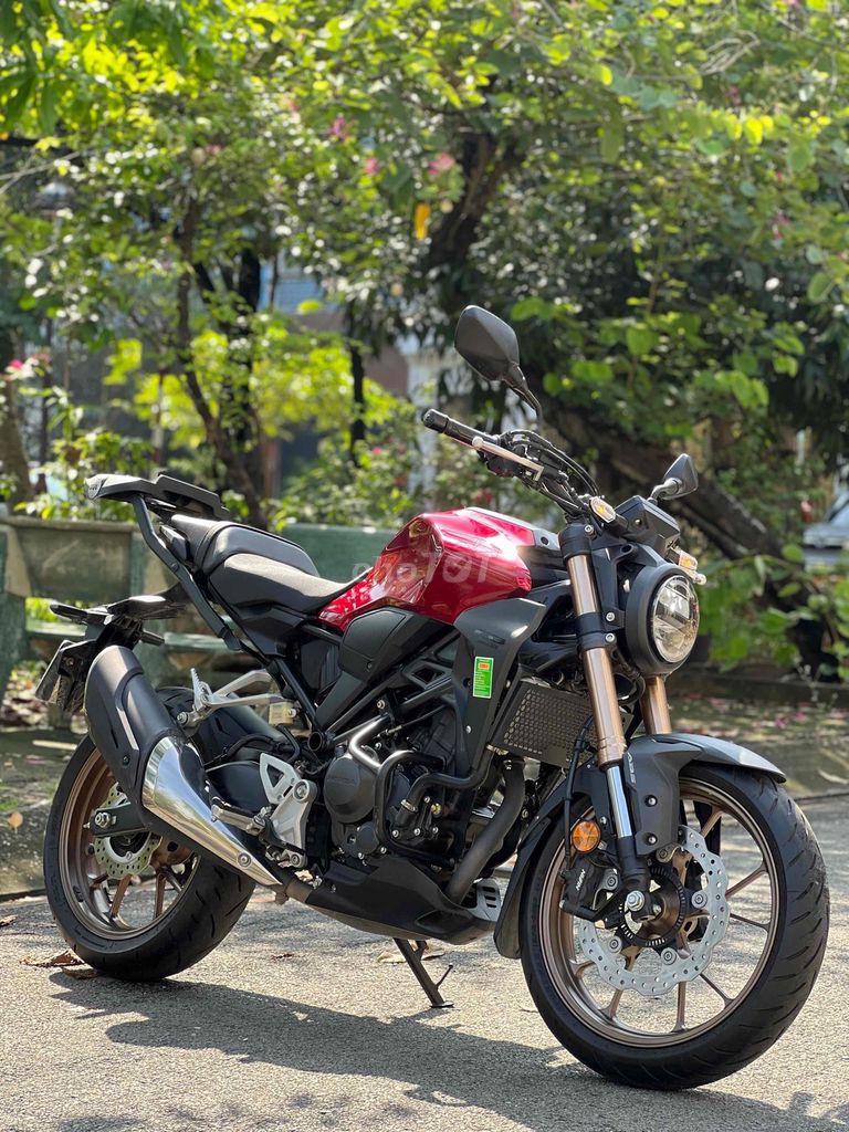 Honda CB300R 2022, красный, черный, 6,200 км, с обменом автомобилей.
