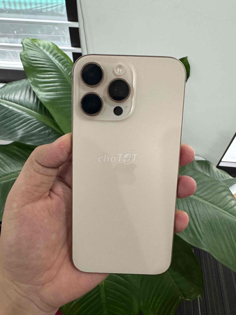 Apple iPhone 16 Pro Max 256GB Vàng. Mua bán Điện thoại tại Quận Tân Bình Tp Hồ Chí Minh được đăng bởi Tiệm Điện Thoại Chất QH Store hình 1