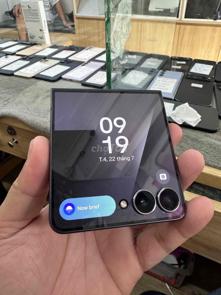Samsung Galaxy Z Flip7 512GB Đen zin đẹp. Mua bán Điện thoại tại Quận Đống Đa Hà Nội được đăng bởi Lê Khuyến hình 1