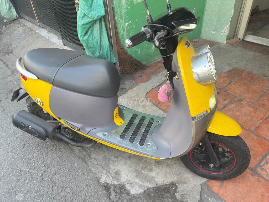 Gogoro 50cc màu Vàng. Mua bán Xe máy tại Quận 4 Tp Hồ Chí Minh được đăng bởi NguyenLong hình 2