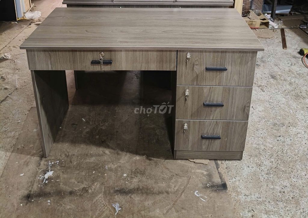Bàn làm việc 4 ngăn kéo . Mua bán Đồ dùng văn phòng tại Quận 6 Tp Hồ Chí Minh được đăng bởi đỗ thị kim trâm  hình 1