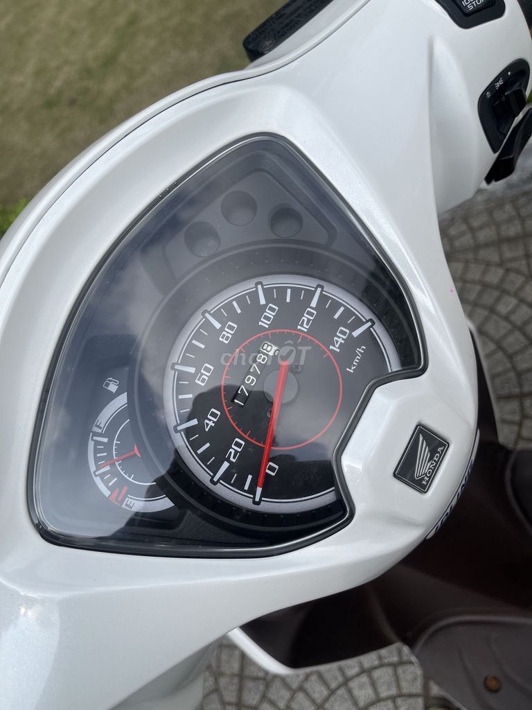 Honda Vision Trắng 17000 km. Mua bán Xe máy tại Quận Kiến An Hải Phòng được đăng bởi Bùi khắc huy hình 3