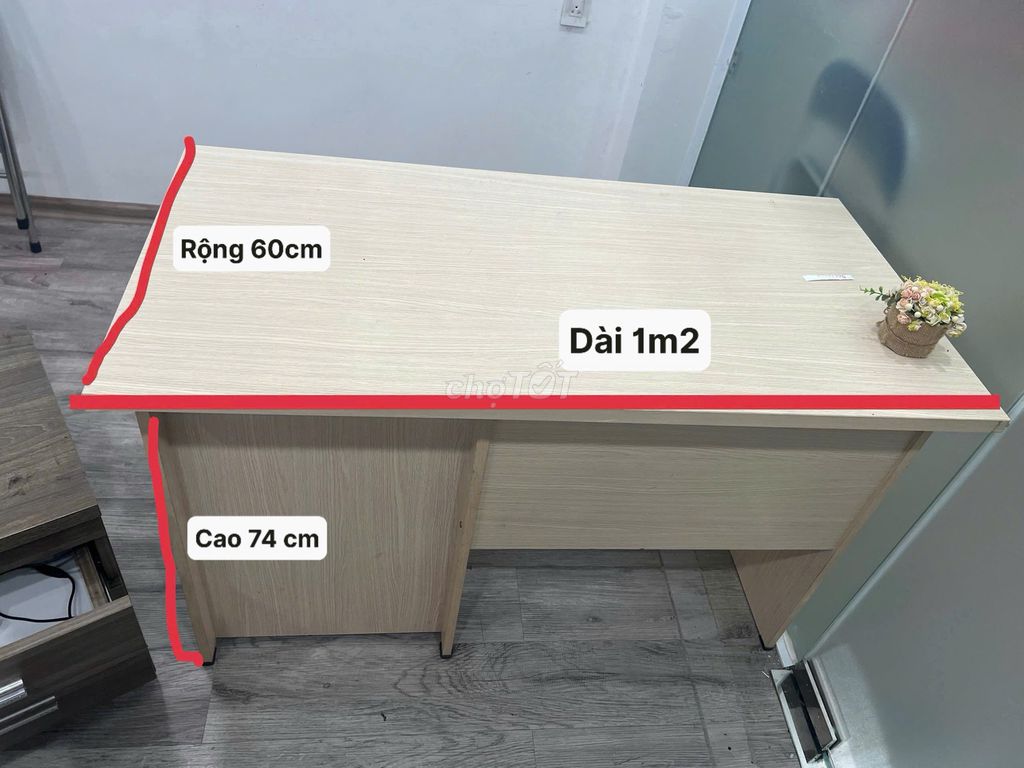 Bàn văn phòng Gỗ Vàng nhạt 1m2x60cm. Mua bán Bàn ghế tại Quận Tân Phú Tp Hồ Chí Minh được đăng bởi Nguyễn Hoàng Yến hình 1