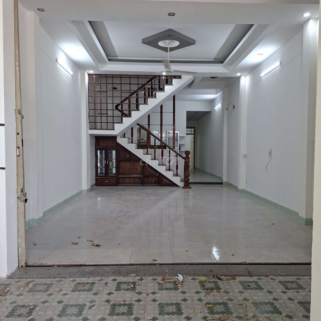 Nhà 2 tầng: vũ miên - 3 phòng - 2wc