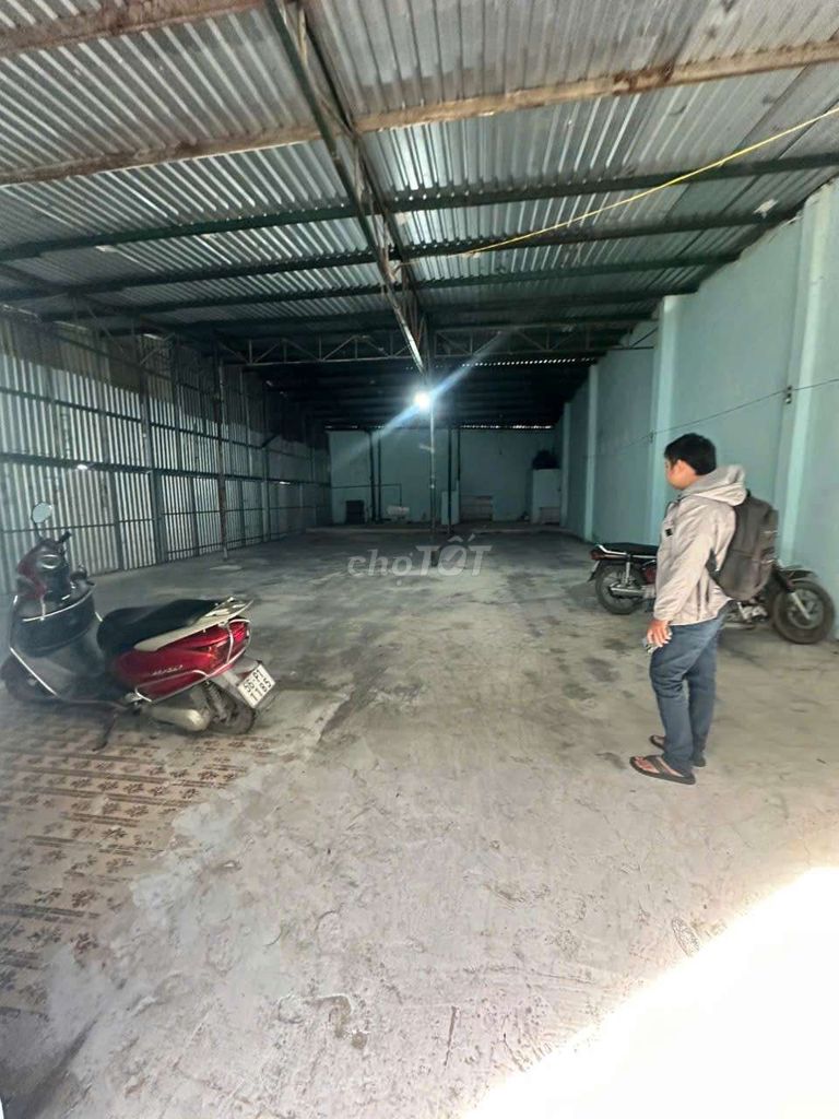 Cho thuê kho đường Văn Cao 10x21m, 15 triệu/tháng