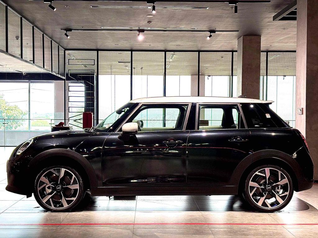 Mini 5 Door 2026 photo 3