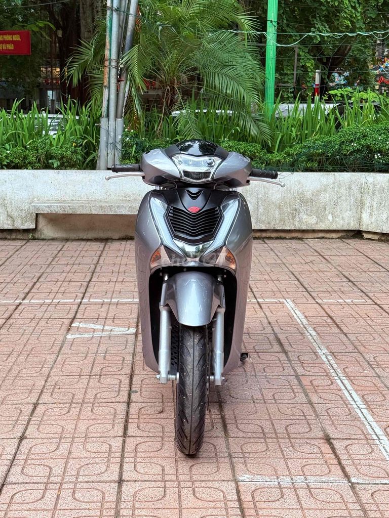 Honda SH125 CBS 2019 Платиновый серебристый, в отличном состоянии
