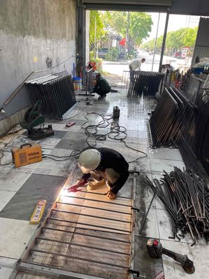 cần tuyển thợ và phụ cơ khí lh: ***