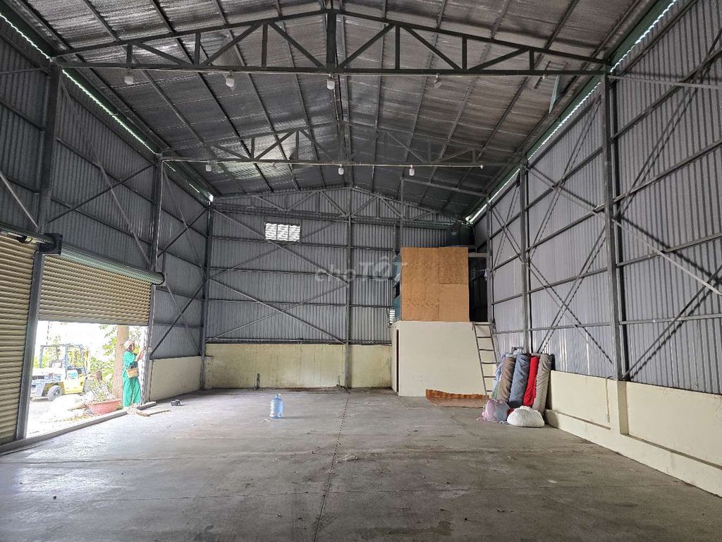CHO THUÊ KHO,XƯỞNG 220M² Đ XE CÔNG 40F NGAY CỔNG KCN TÂN BÌNH 
