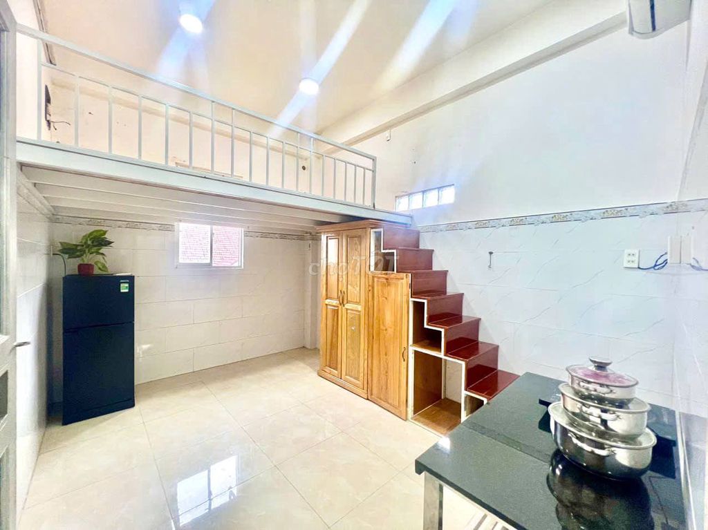 GẦN ĐẠI HỌC VĂN HIẾN-GÁC CAO VÀ CỬA SỔ THOÁNG ĐƯỜNG KHUÔNG VIỆT