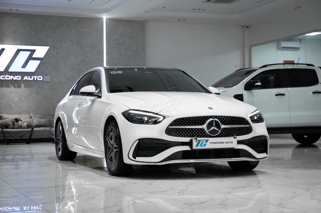 Мерседес-Бенц C300 AMG 2022 белый 33 000 км