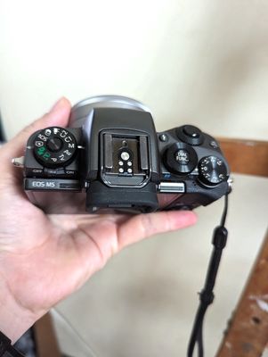 Canon M5 và lens EF-M2 f22
