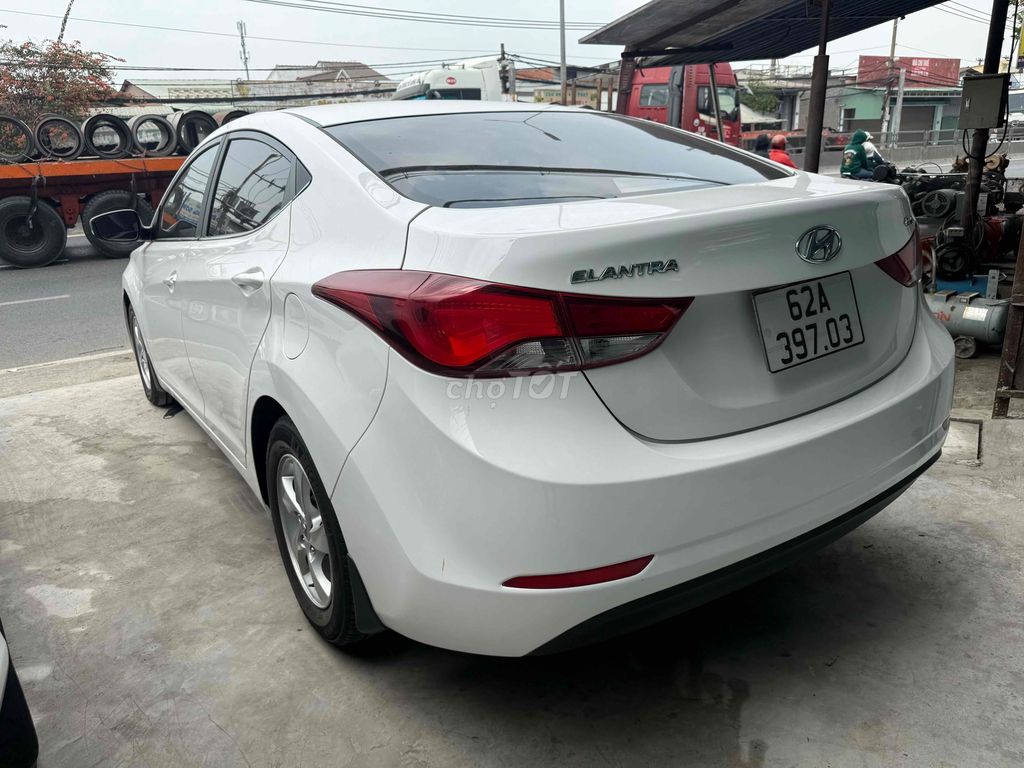 Hyundai Elantra 2015 1.6 MT - 90000 km