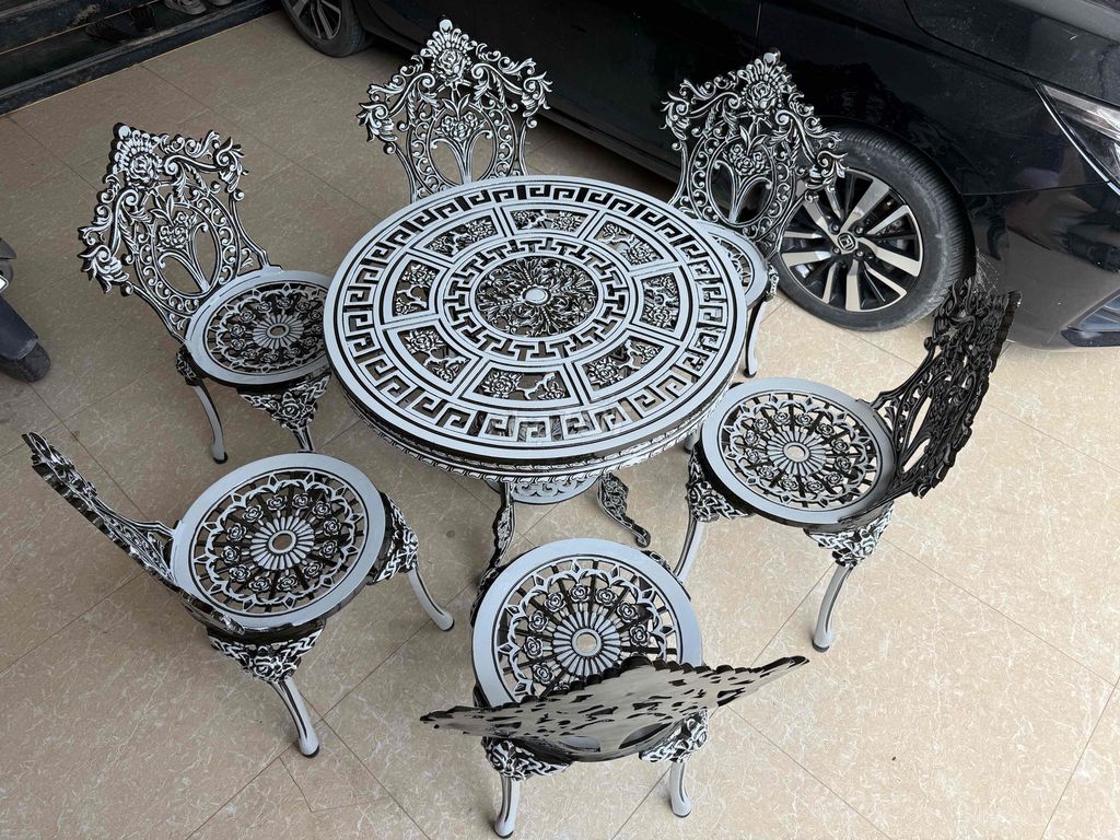 Bộ bàn ghế gang đúc Đen trắng. Mua bán Bàn ghế tại Huyện Hải Hậu Nam Định được đăng bởi Nhôm Đúc Duy Quang hình 1