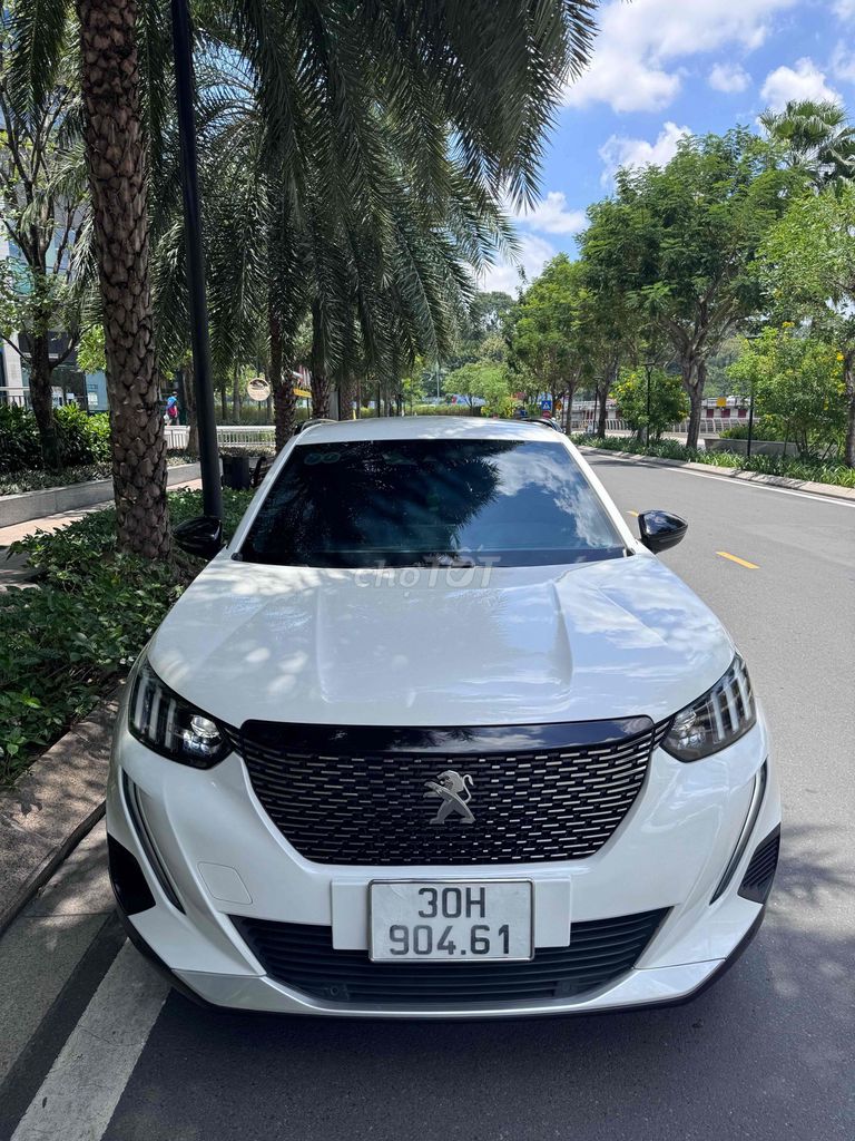 Импортный белый автомобиль Peugeot 2008 2022