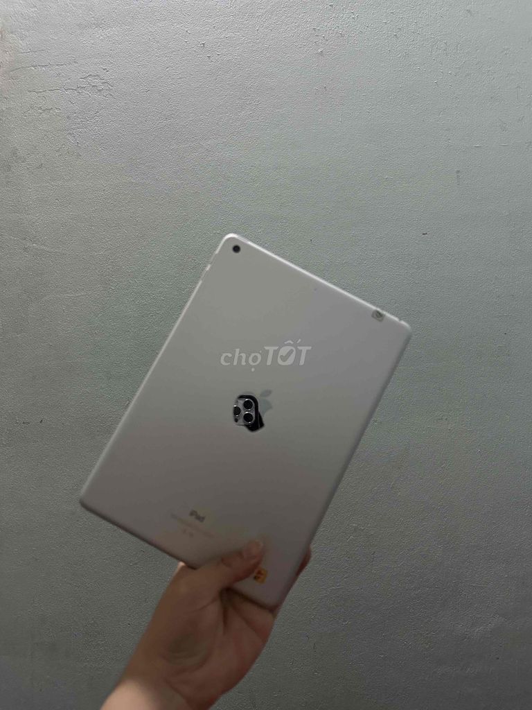 Apple iPad Gen 6 Wifi 128GB Bạc Đã sử dụng. Mua bán Máy tính bảng tại Thành phố Cao Lãnh Đồng Tháp được đăng bởi Lê Hoàng Thảo Nguyên hình 1