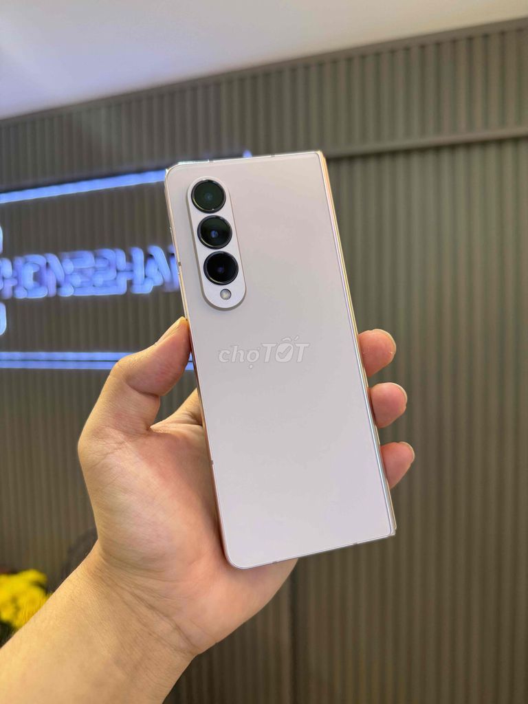 Samsung Z Fold 4 512GB Vàng  99%. Mua bán Điện thoại tại Quận 3 Tp Hồ Chí Minh được đăng bởi Phone2Hand hình 1