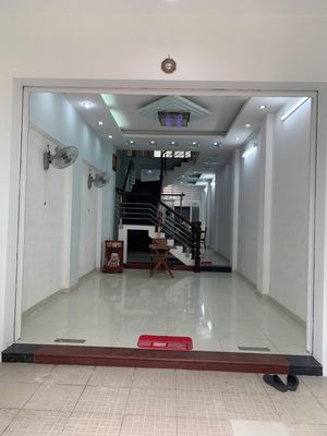 Nhà dt 4x20m =80m2 có 4 lầu có 6 phòng ngủ giá 30 triệu /tháng