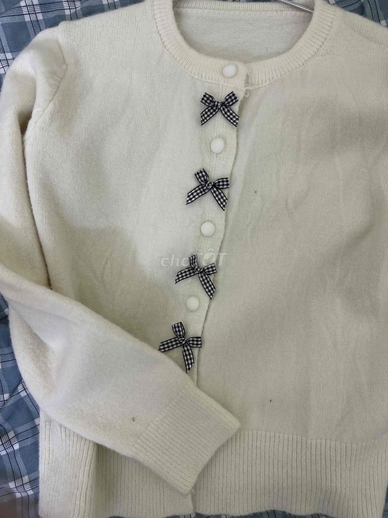 Áo khoác len nữ Nơ size M. Mua bán Quần áo tại Huyện Thuỷ Nguyên Hải Phòng được đăng bởi Phương Uyên hình 1