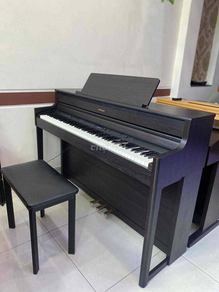 Piano Roland HP704