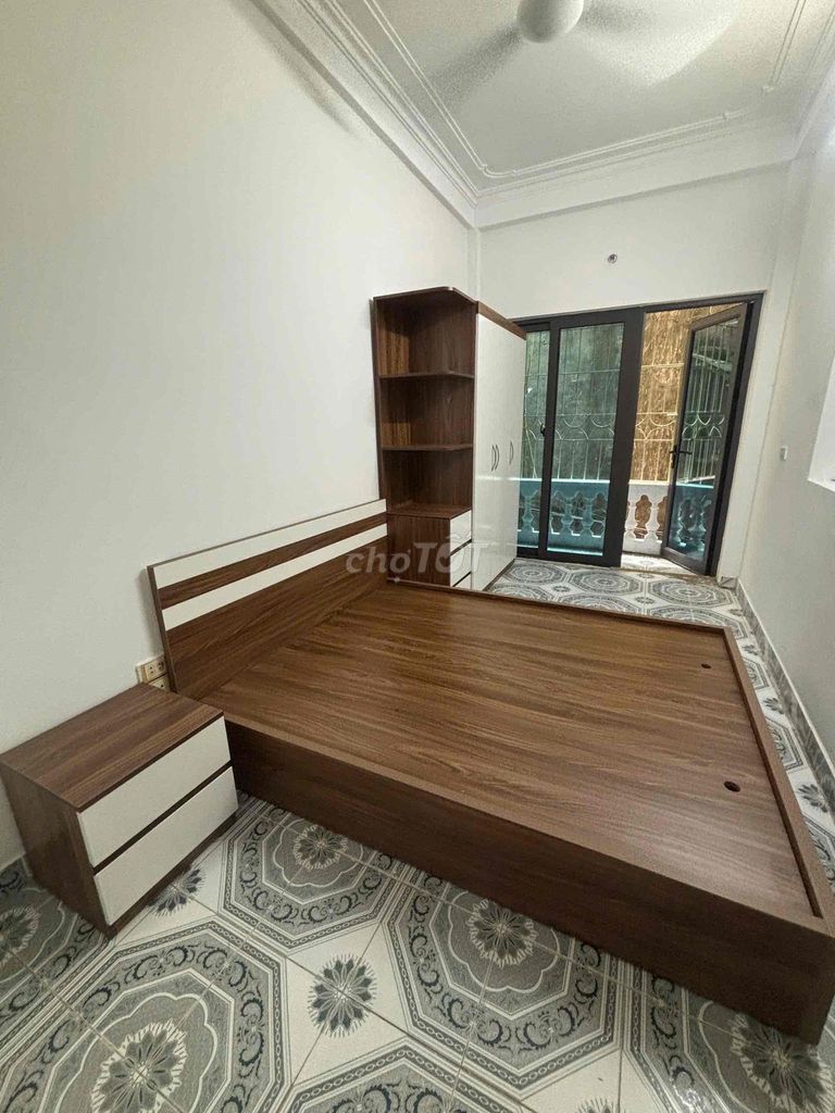 Новый 4-этажный дом, сфотографированный, полностью меблированный, депутатский центр Тон Дык Тханга