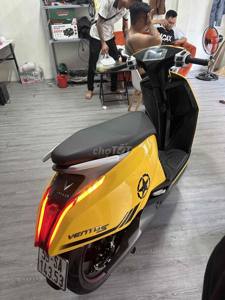 Электроскутер VinFast Vento S Желтый 23624 км