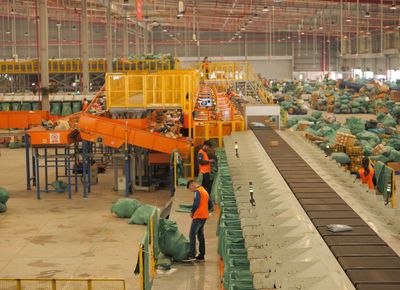 NHÂN VIÊN BỐC, XẾP, PHÂN LOẠI HÀNG BƯU CHÍNH