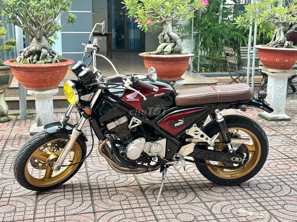 Honda CB400 черный, красный, 4 цилиндра
