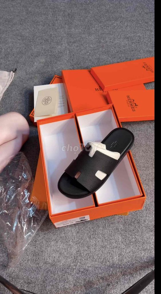 Dép Hermes Nam Đen Size 40 full box đã dán đế. Mua bán Giày dép tại Quận Cầu Giấy Hà Nội được đăng bởi Trung Hiếu hình 1