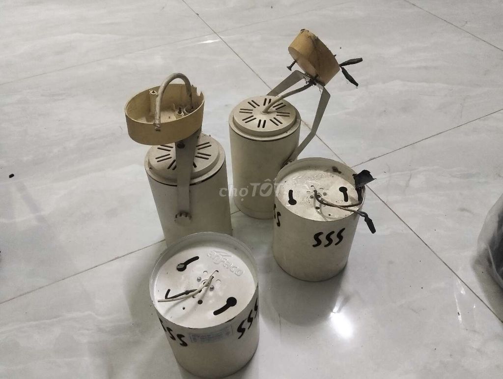 Đèn chiếu rọi Trắng 4 cái đã sử dụng. Mua bán Đèn tại Huyện Trảng Bom Đồng Nai được đăng bởi Đồ cũ thanh lý hình 1