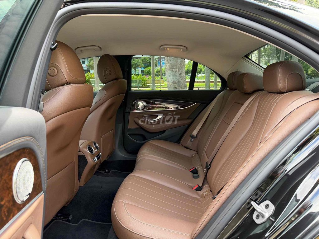 Mercedes-Benz E200 Exclusive 2021 черный 8100 миль