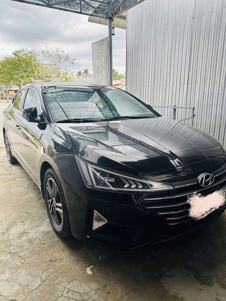 Hyundai Elantra 2019 1.6 с люком Черный
