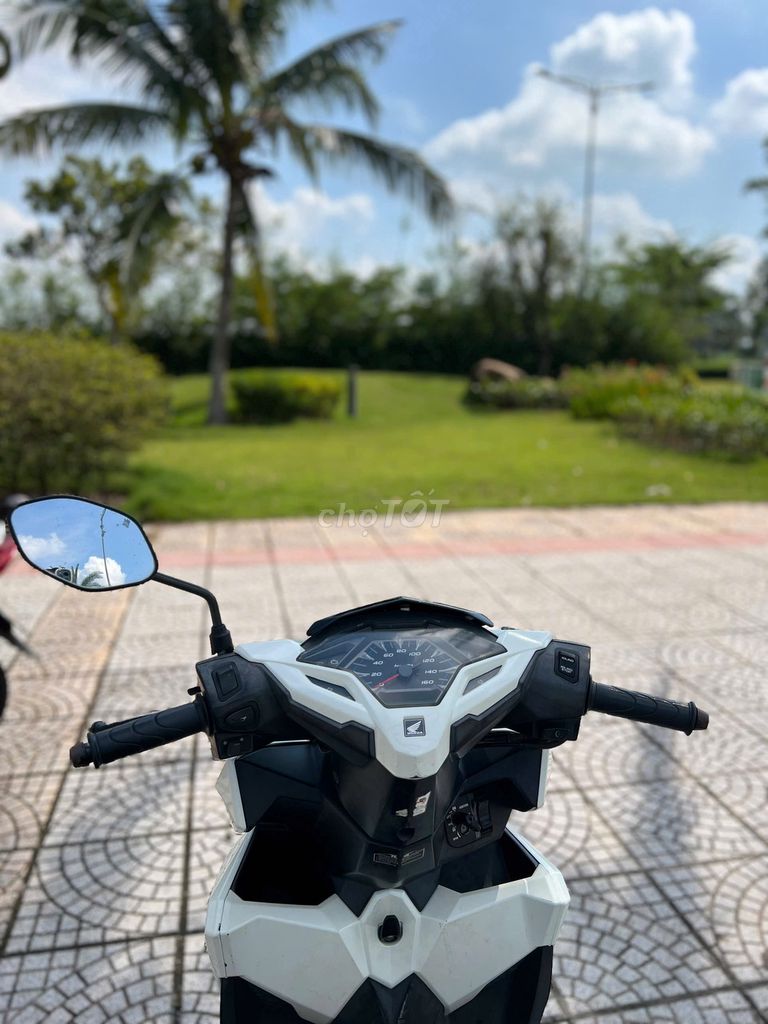 Vario 150 2018 màu trắng zin mộc, hồ sơ rút sẵn. Mua bán Xe máy tại Thị xã Tân Uyên Bình Dương được đăng bởi Xe máy cũ 360 Bình Dương hình 5